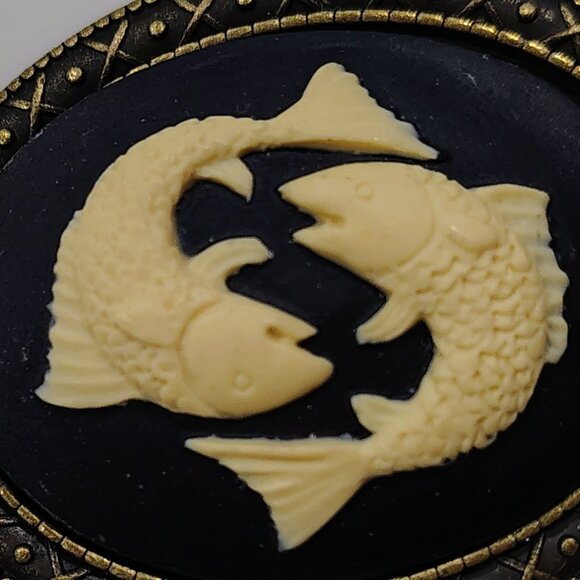 Vtg & MOD Double Fish Cameo Pendant Antique Gold Tone Black Lucite Pisces Zodiac - Picture 5 of 7